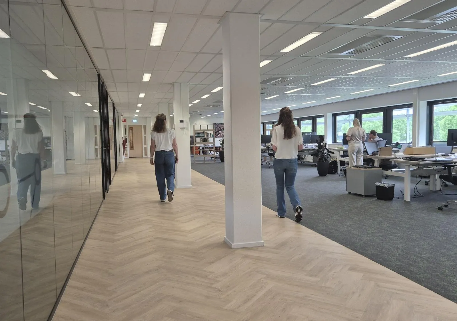 Moderne en nieuwe werktuin, kantoor en vergaderruimten.