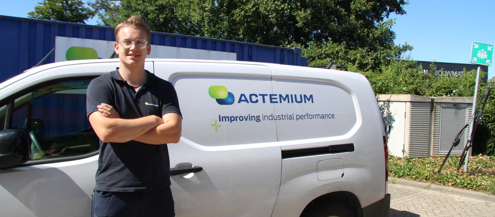 Elektromonteur gebouwgebonden installaties bij business unit Building Technologies Actemium in Doetinchem voor werkbus