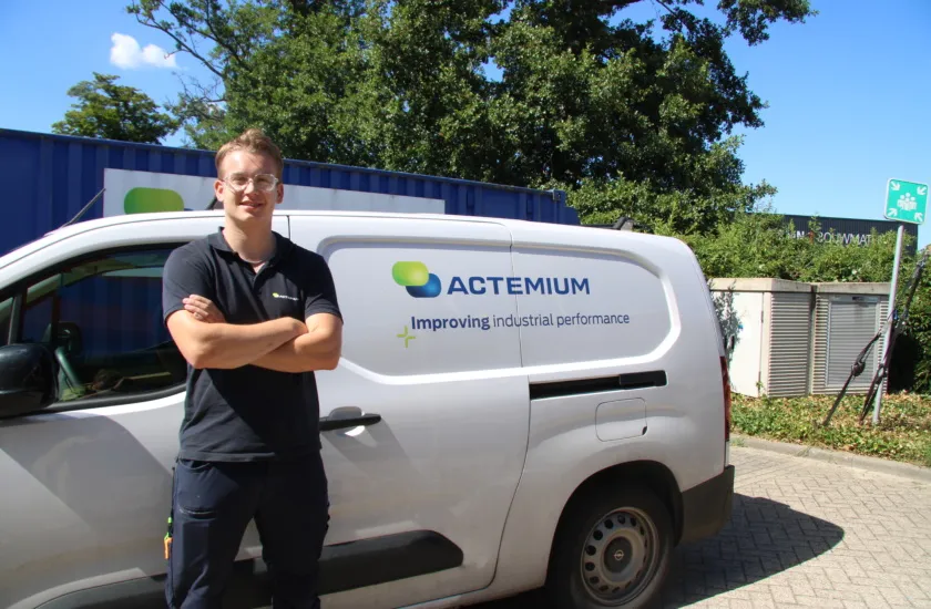 Elektromonteur gebouwgebonden installaties bij business unit Building Technologies Actemium in Doetinchem voor werkbus